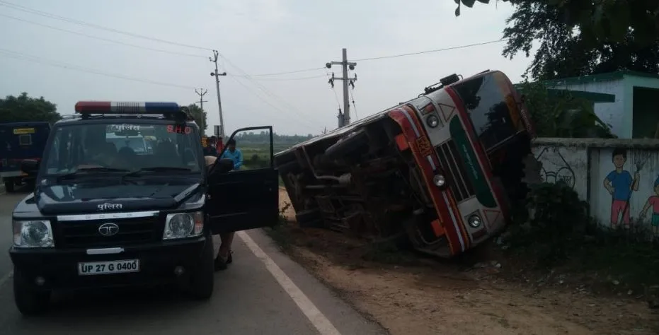 शाहजहांपुर: रोडवेज बस पलटी, स्कूल की दीवार की वजह से टला बड़ा हादसा