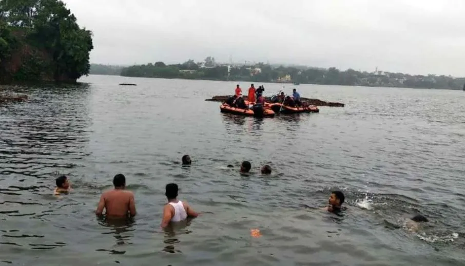 बिहार: गोपालगंज में नाव पलटने से 6 बच्चों सहित 9 की मौत