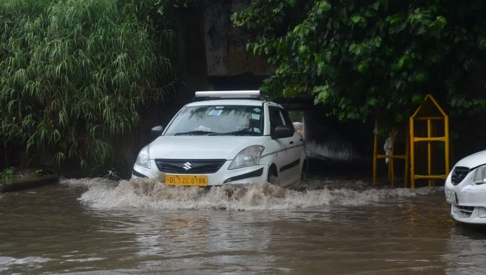 दिल्ली में भारी बारिश, निचले इलाकों में भरा पानी