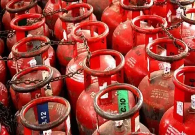 एक साल में 100 रुपये महंगा हुआ सब्सिडी वाला एलपीजी सिलेंडर