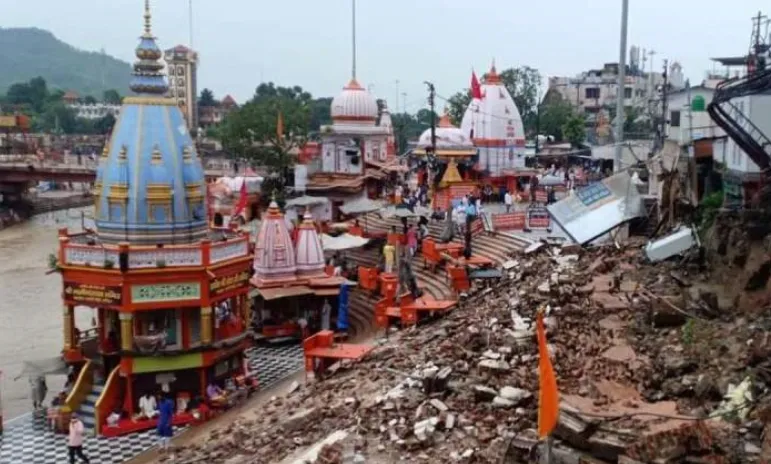 हरिद्वार: तेज बारिश से हर की पौड़ी पर दीवार गिरी, घाट पर फैला मलबा