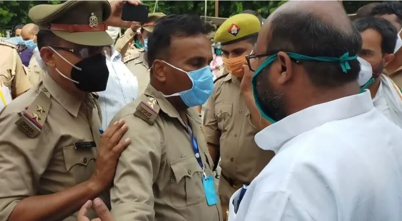 कांग्रेस ने किया यूपी सरकार का श्राद्ध कर्म, लल्लू समेत कई कार्यकर्ता गिरफ्तार