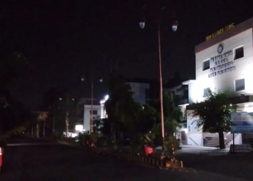 बरेली: 43 पोल की 85 फैंसी लाइटों की बत्ती गुल, सड़क पर छाया अंधेरा