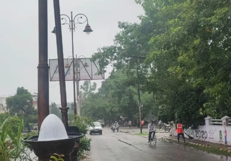 बरेली: घोटाले की पोल पर लटक रहीं फैंसी लाइटें, नहीं झेल पाई हवा का झोंका