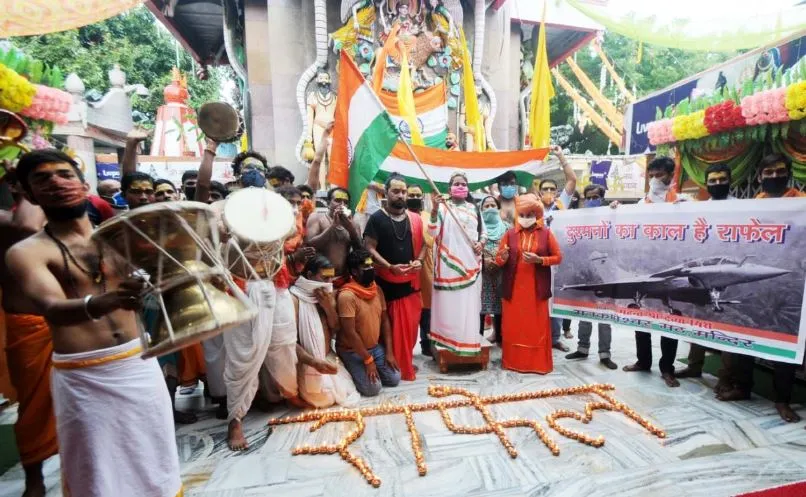 लखनऊ: राफेल के भारत आने पर 151 दीपकों से जगमगाया मनकामेश्वर मठ-मंदिर