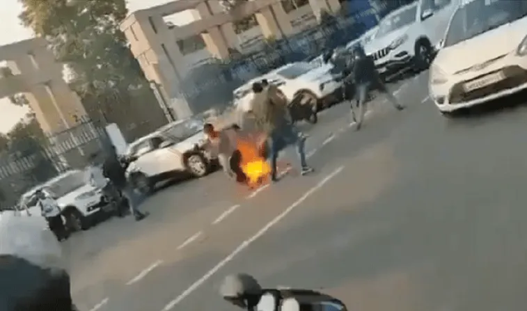 उप्र: लोकभवन के सामने आत्मदाह मामले में 3 गिरफ्तार, 4 पुलिसकर्मी निलंबित