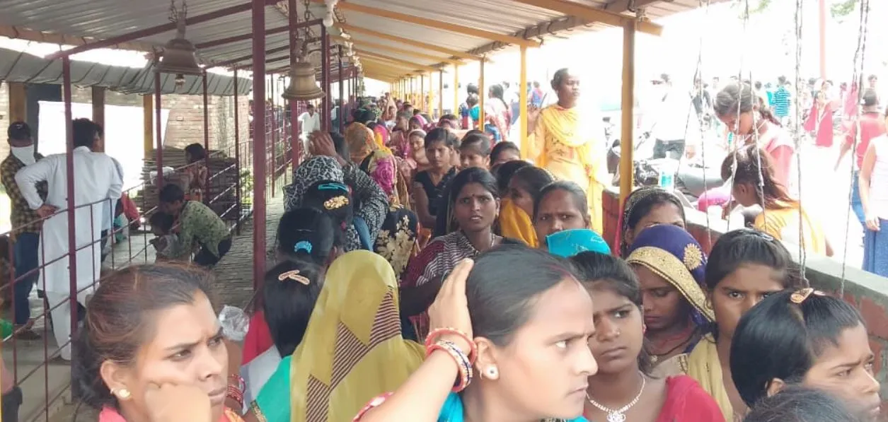 शाहजहांपुर: कोरोना पर भारी आस्था, बिना मास्क दर्शन करने पहुंचे श्रद्धालु
