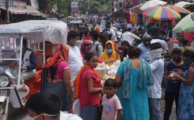 बरेली: त्योहारों की खरीदारी के लिए उमड़ी भीड़