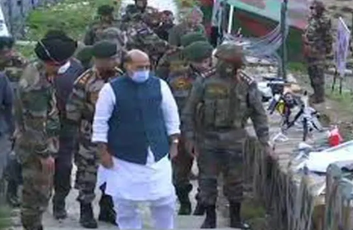 राजनाथ ने कश्मीर में नियंत्रण रेखा पर अग्रिम पोस्ट का किया दौरा