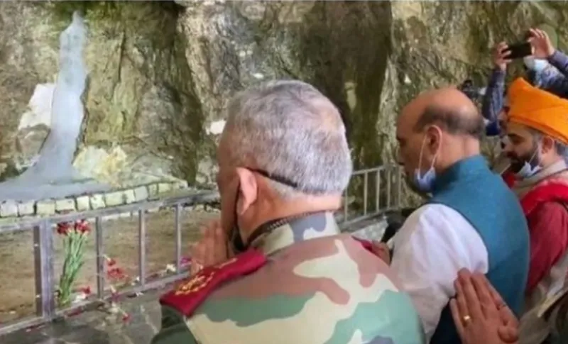 राजनाथ ने पवित्र अमरनाथ गुफा में किए बाबा बर्फानी के दर्शन