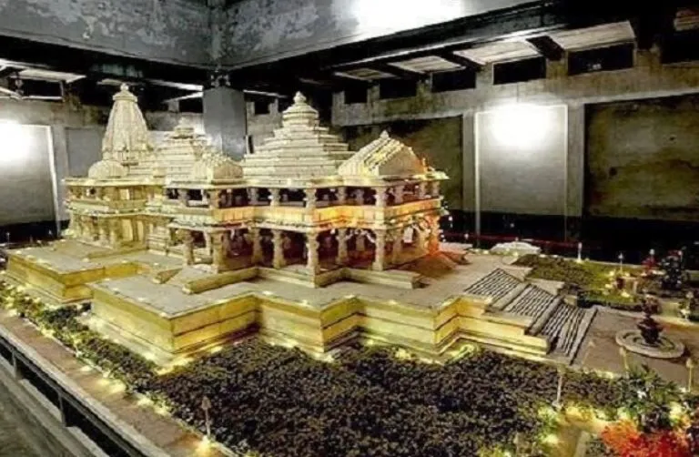 अयोध्या में मंदिर निर्माण के लिए भक्त दिल खोलकर कर रहे दान