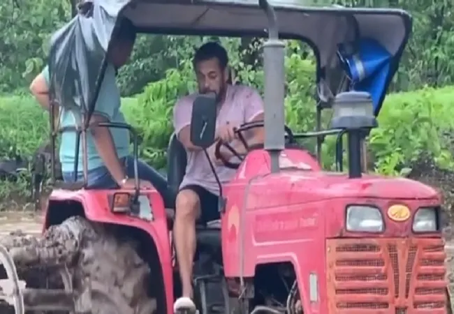 इस बार खेत में ट्रैक्टर चलाते दिखे सलमान खान