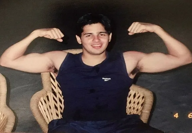 सिद्धार्थ मल्होत्रा को याद आए कॉलेज के पुराने दिन, सोशल मीडिया पर साझा की तस्वीर