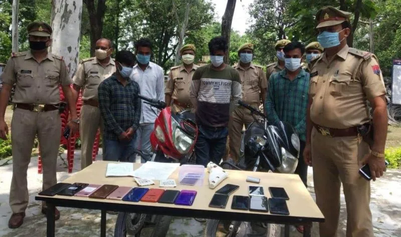 शाहजहांपुर: अंतरजनपदीय गिरोह के चार लुटेरे गिरफ्तार, मोबाइल, बाइक, नगदी बरामद