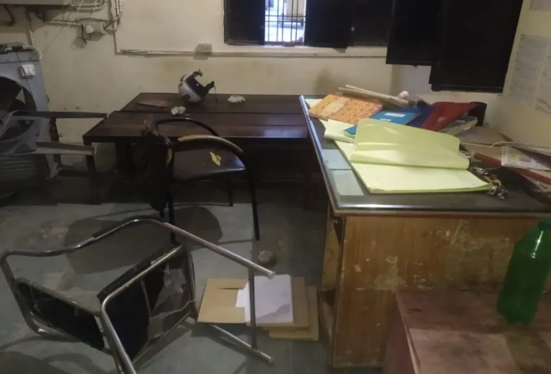 लखनऊ: चिनहट उपखंड कार्यालय में तोड़फोड़ और पथराव