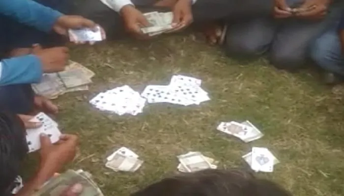 बरेली: 60 हजार महीना लेकर दो सिपाही खुलेआम करवा रहे जुआ