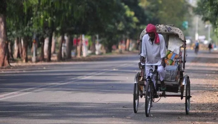बरेली: नगर निगम सोचता रहा, दूसरे विभाग ने बना दी सड़क