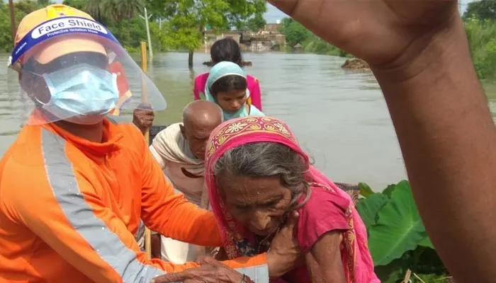 बिहार: एनडीआरएफ ने बाढ़ से घिरे 3500 से अधिक लोगों को सुरक्षित निकाला