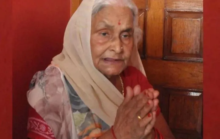विकास दुबे की मां ने छोटे बेटे से समर्पण करने को कहा