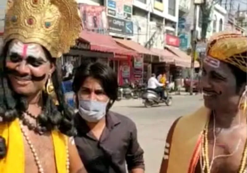 बरेली: कोरोना से बचाने को चंद्रगुप्त के साथ सड़कों पर उतरे यमराज