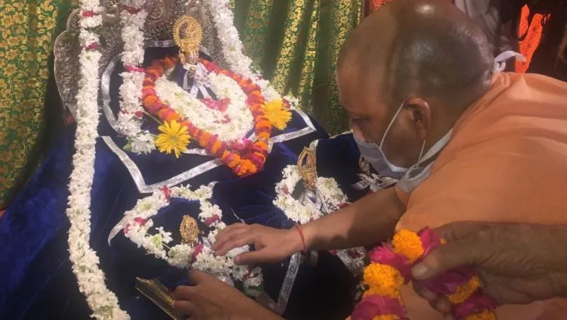 योगी ने लक्ष्मण, भरत, शत्रुघ्न को नए आसन पर विराजमान कराया