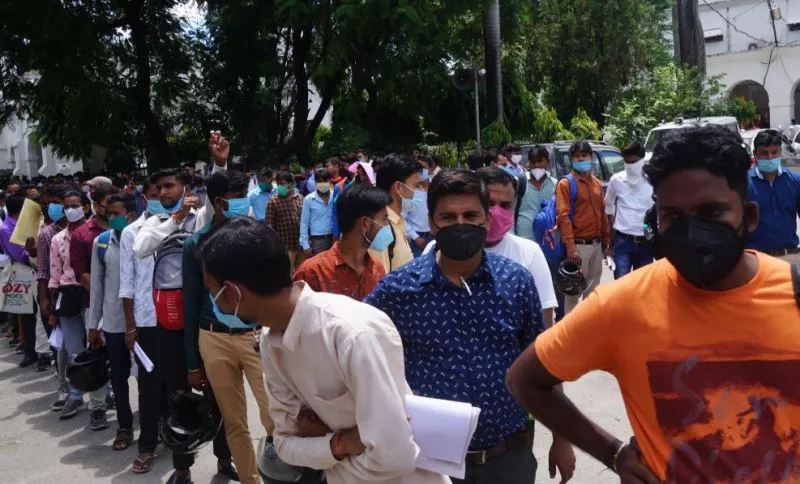 बरेली: न थर्मल स्क्रीनिंग न दो गज की दूरी, घबरा गए अधिकारी