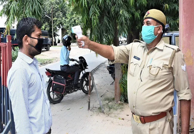 मुरादाबाद: केवल थर्मल स्क्रीनिंग के सहारे कोरोना से जंग लड़ रही खाकी