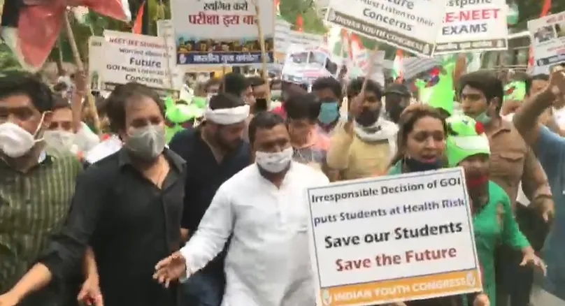 कांग्रेस ने नीट, जेईई परीक्षा स्थगित करने की मांग करते हुए किया प्रदर्शन
