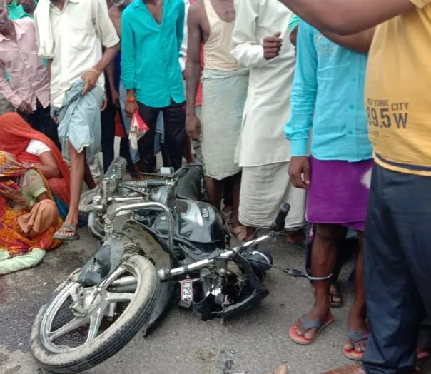 बदायूं: सड़क हादसे में बाइक सवार दो लोगों की मौत, तीन घायल