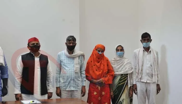 अखिलेश से मिले संजीत यादव के परिजन, मिली दो लाख की आर्थिक सहायता