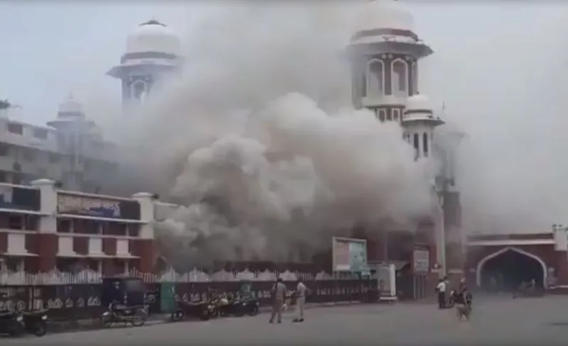 लखनऊ: चारबाग स्टेशन पर एटीएम में लगी आग