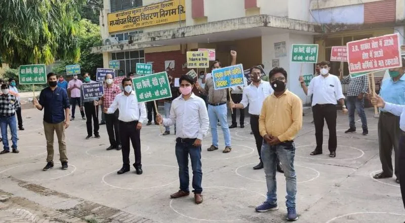 अयोध्या: इलेक्ट्रिसिटी(अमेंडमेंट) बिल के विरोध में विद्युत कर्मचारियों का प्रदर्शन