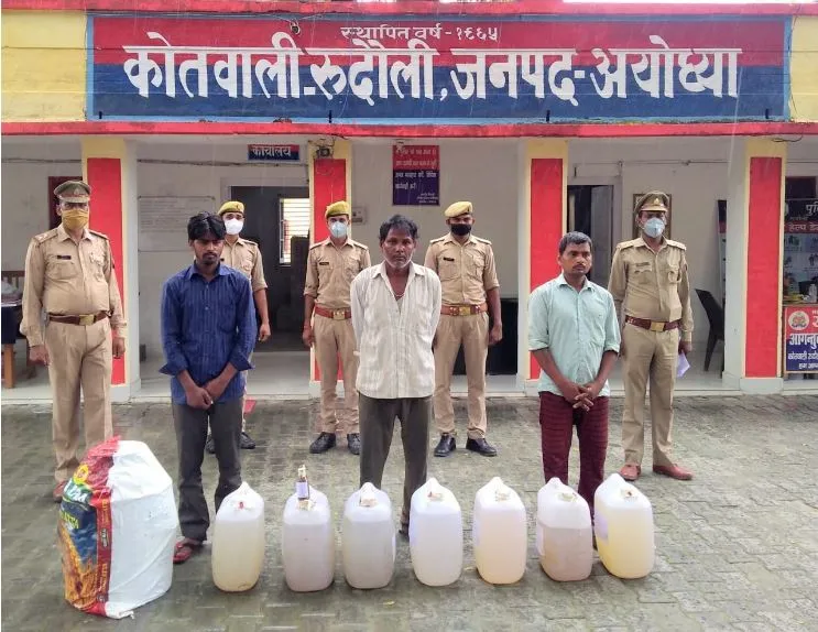 अयोध्या: शराब की भट्टी व उपकरण समेत पांच गिरफ्तार