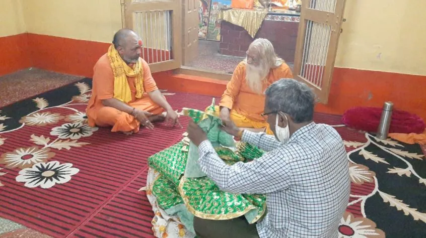 अयोध्या: कृष्ण जन्मोत्सव पर रामलला को मिली नई पोशाक
