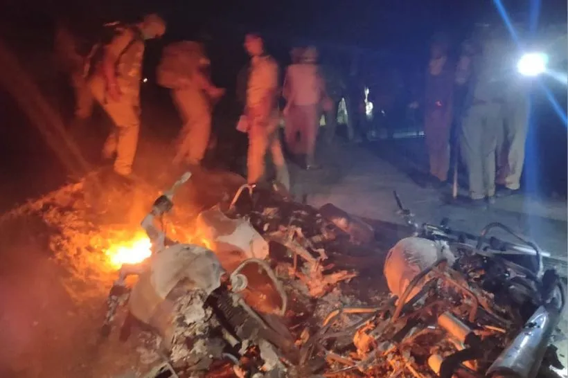 उप्र: आजमगढ़ में प्रधान की हत्या के बाद भड़की हिंसा, ग्रामीणों ने पुलिस चौकी फूंकी