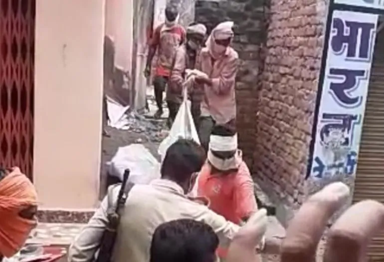 बदायूं: सरकारी क्वार्टर की छत गिरी, एक ही परिवार के तीन लाेगों की मौत