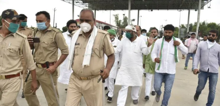 बलिया जा रहे कांग्रेस प्रदेश अध्यक्ष को यूपी पुलिस ने हिरासत में लिया