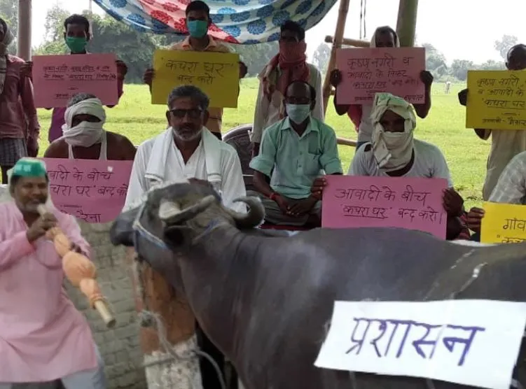 शाहजहांपुर: ग्रामीणों ने भैंस के आगे बीन बजा कर किया डंपिंग ग्राउंड का विरोध