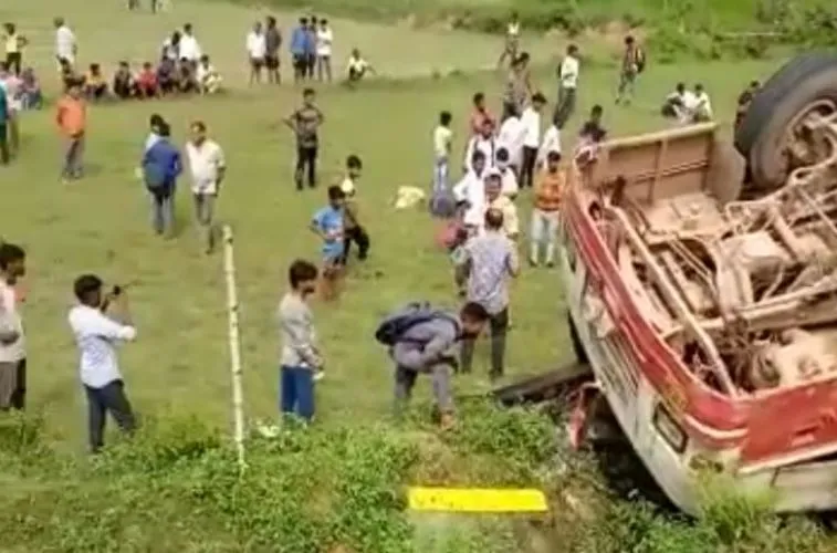 लखनऊ: हरौनी क्रासिंग के पास रोडवेज की बस पलटी, कई यात्री घायल