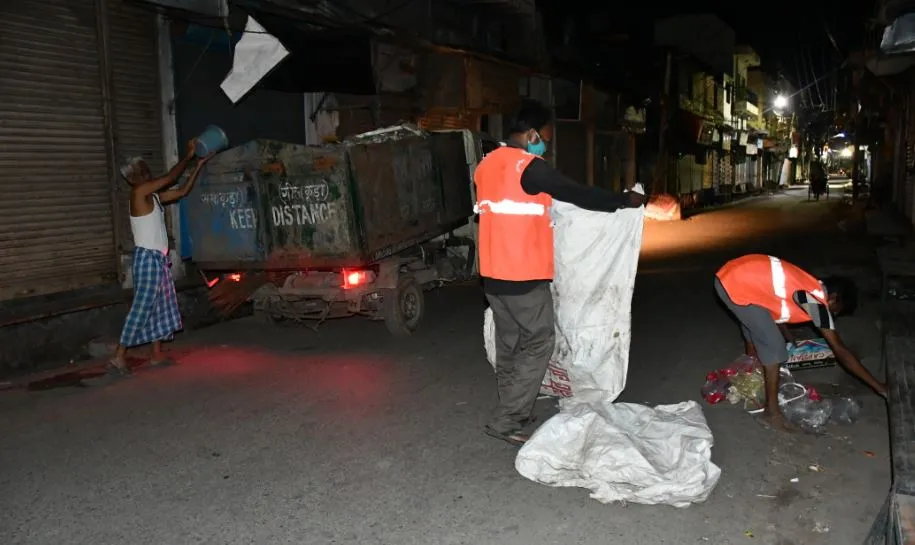 बरेली: मुख्यमंत्री के दौरे की आहट, रात में चमकाई गईं सड़कें और गलियां