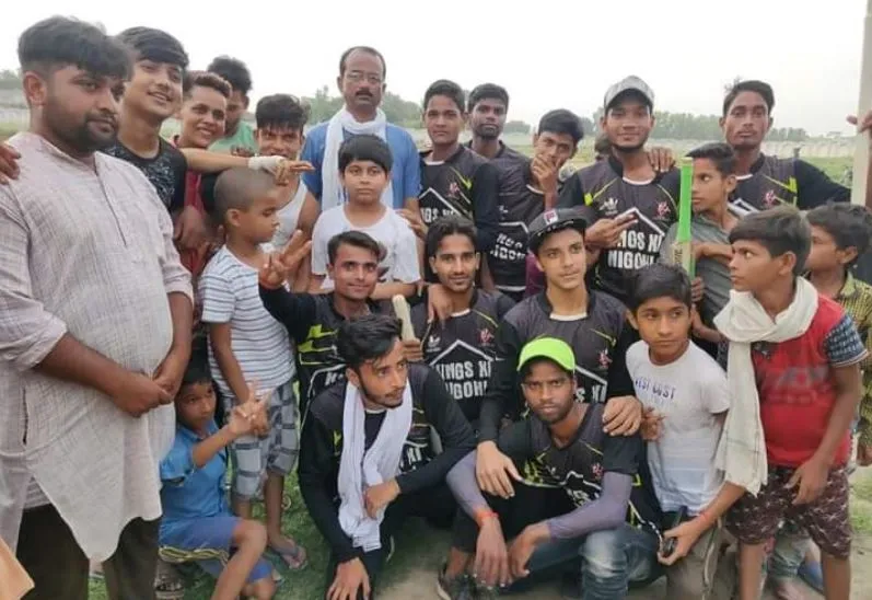 शाहजहांपुर: कोरोना गाइडलाइन को नजरअंदाज कर लगते रहे चौके-छक्के