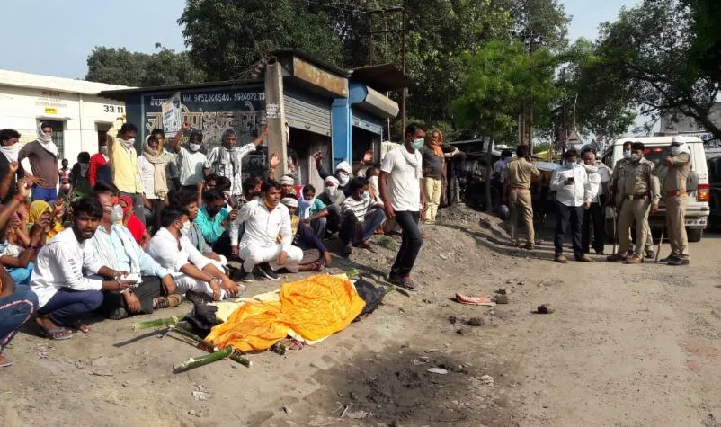 अयोध्या: विद्युत कर्मी का शव रखकर ग्रामीणों ने किया प्रदर्शन
