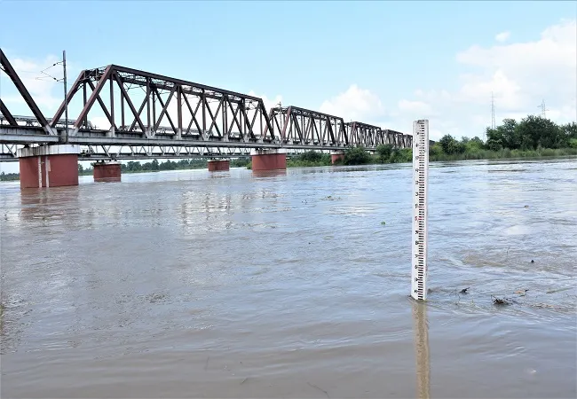 मुरादाबाद: खतरे के निशान से सिर्फ 20 सेमी दूर है रामगंगा, लोगों में दहशत