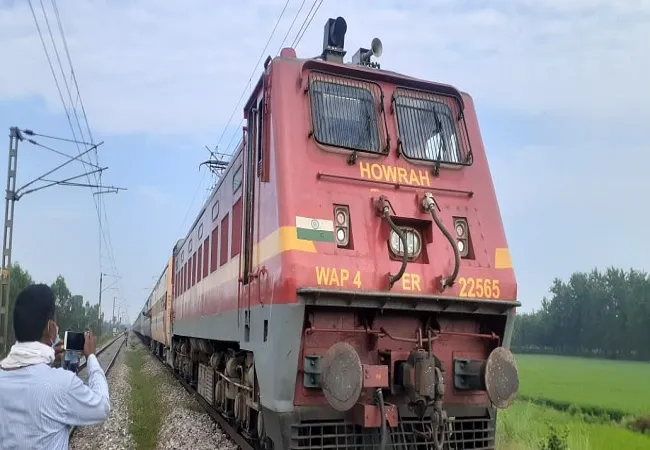 मुरादाबाद में टला रेल हादसा, टूटी पटरी से गुजर गई पार्सल गाड़ी