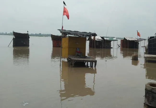 अमरोहा: पहाड़ी और मैदानी इलाकों में बारिश, तिगरी में गंगा उफान पर