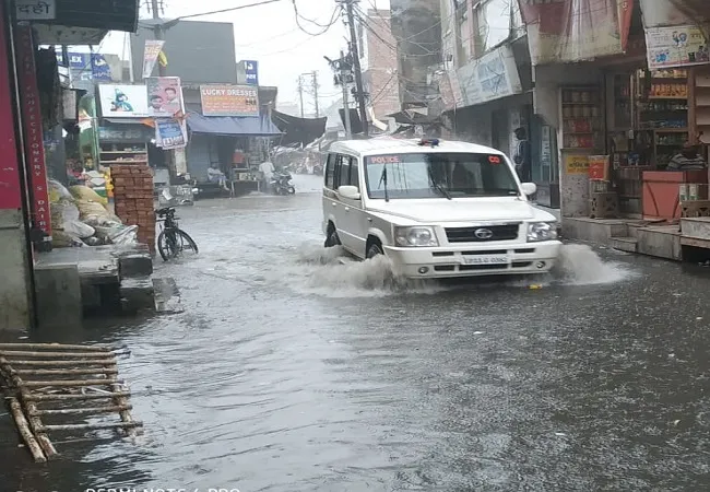 अमरोहा में दूसरे दिन भी बारिश, सड़कों पर जलभराव