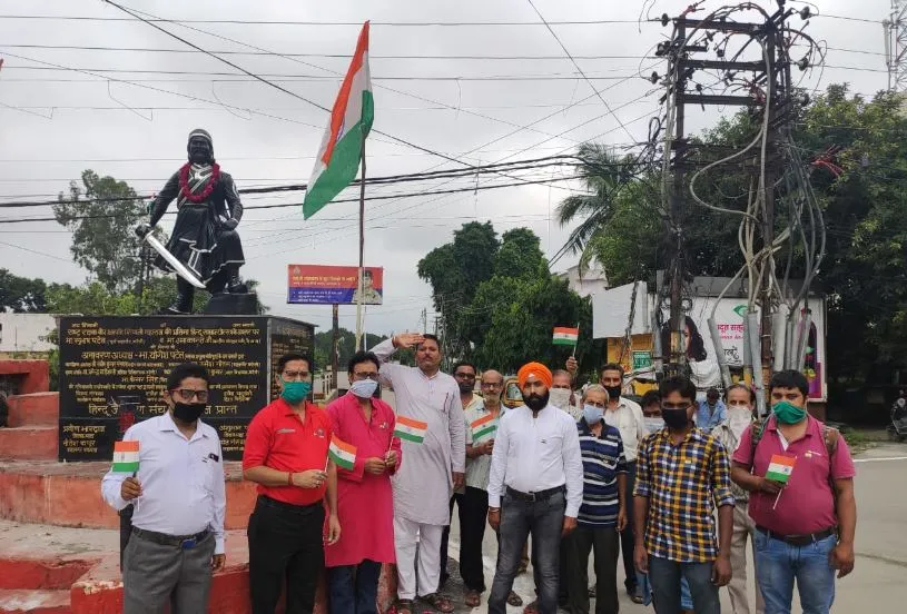 बरेली: समाचार पत्र वितरक संघ ने शिवाजी चौक पर फहराया तिरंगा
