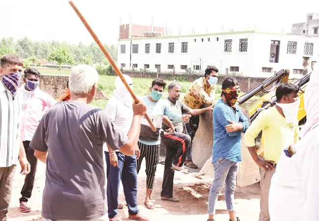 मुरादाबाद में अफसरों से धक्का-मुक्की, जेसीबी पर चढ़े लोग, पुलिस ने फटकारी लाठियां