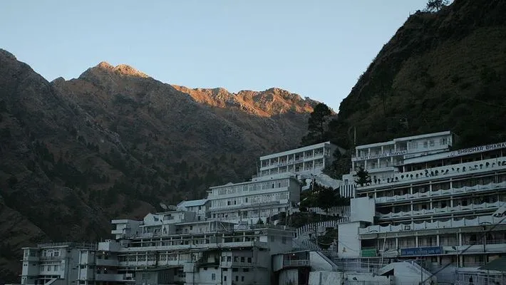 भक्तों के लिए 4 महीने बाद खुला माता वैष्णो देवी मंदिर