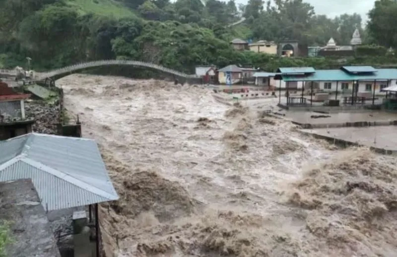 हिमाचल में बादल फटने से भारी तबाही, बिजली उत्पादन भी ठप